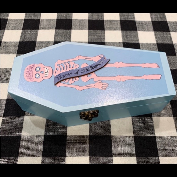 Queen of Halloween Sweet & Spooky Tabletop Coffin - Picture 3 of 8